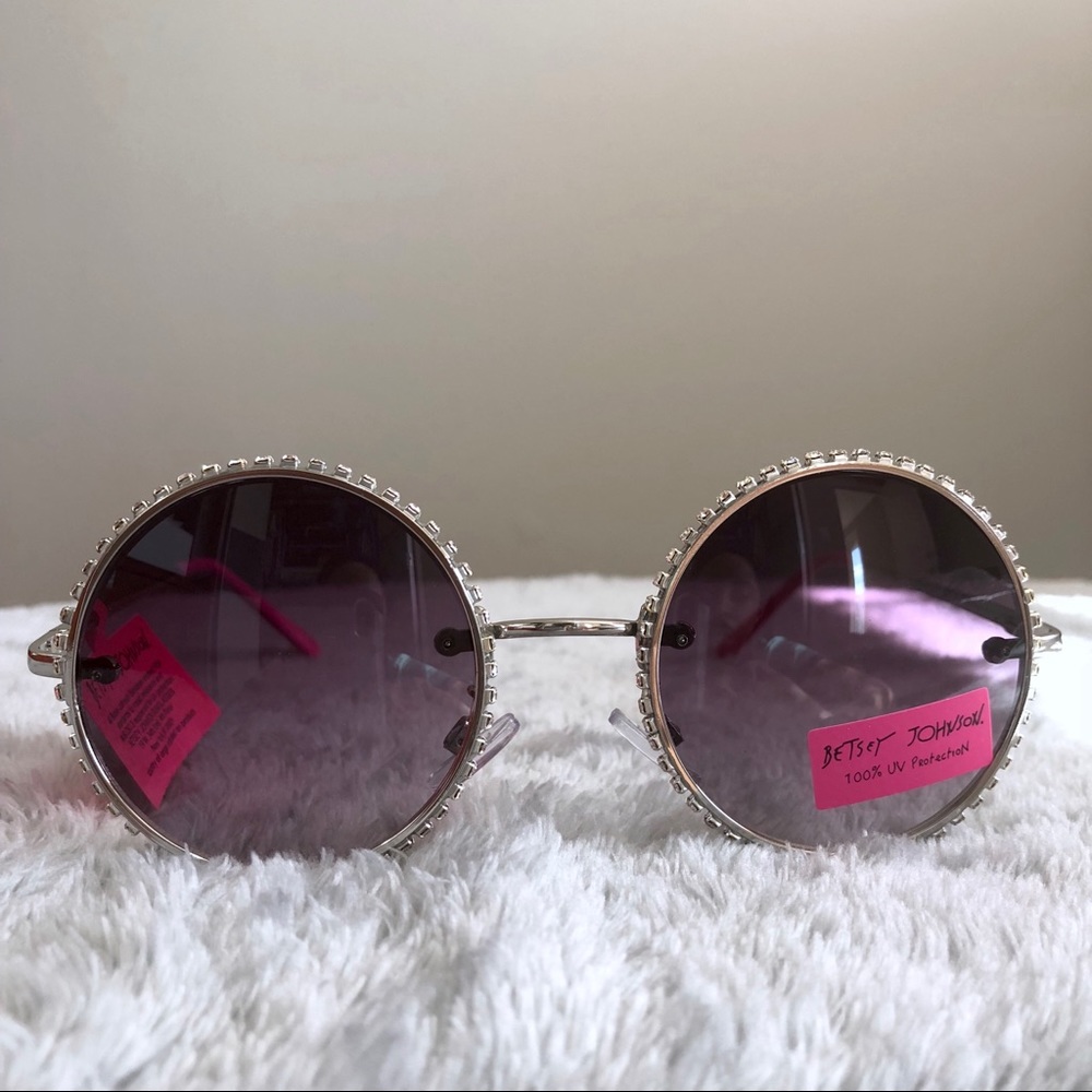 HOST PICK‼️Betsey Johnson Sunglasses - Picture 2 of 4